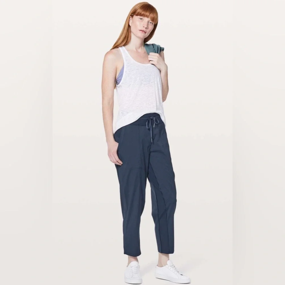 Lululemon On The Fly Pant Size 8 Navy 25” Cropped Pull On Work Travel